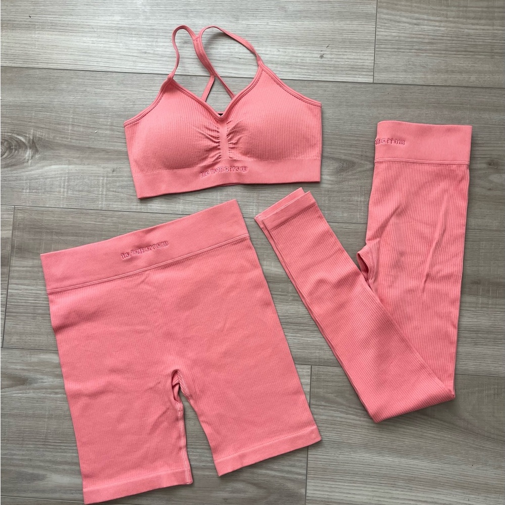 NWOT Seamless Pink Sports Bra and Leggings Set